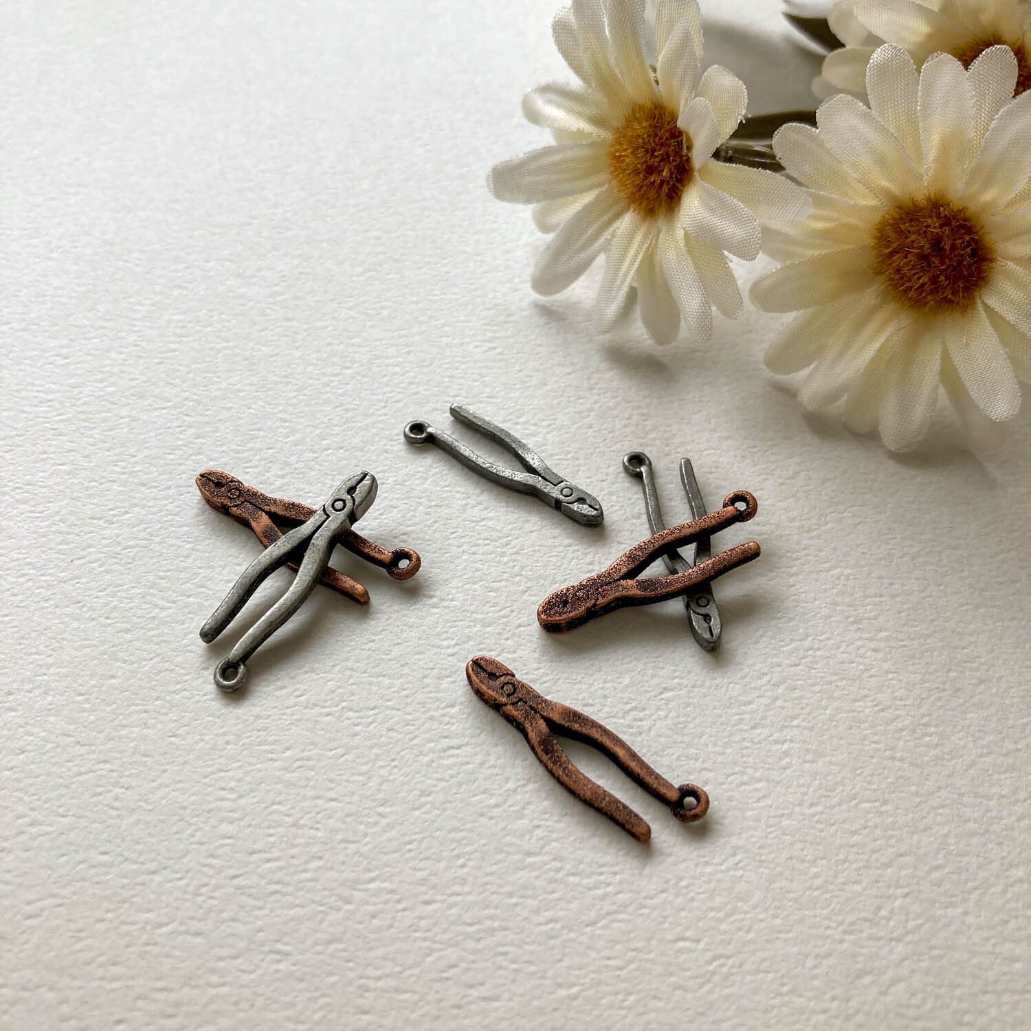 ヴィンテージ風 ニッパーのチャーム | Dua-アクセサリーパーツショップ