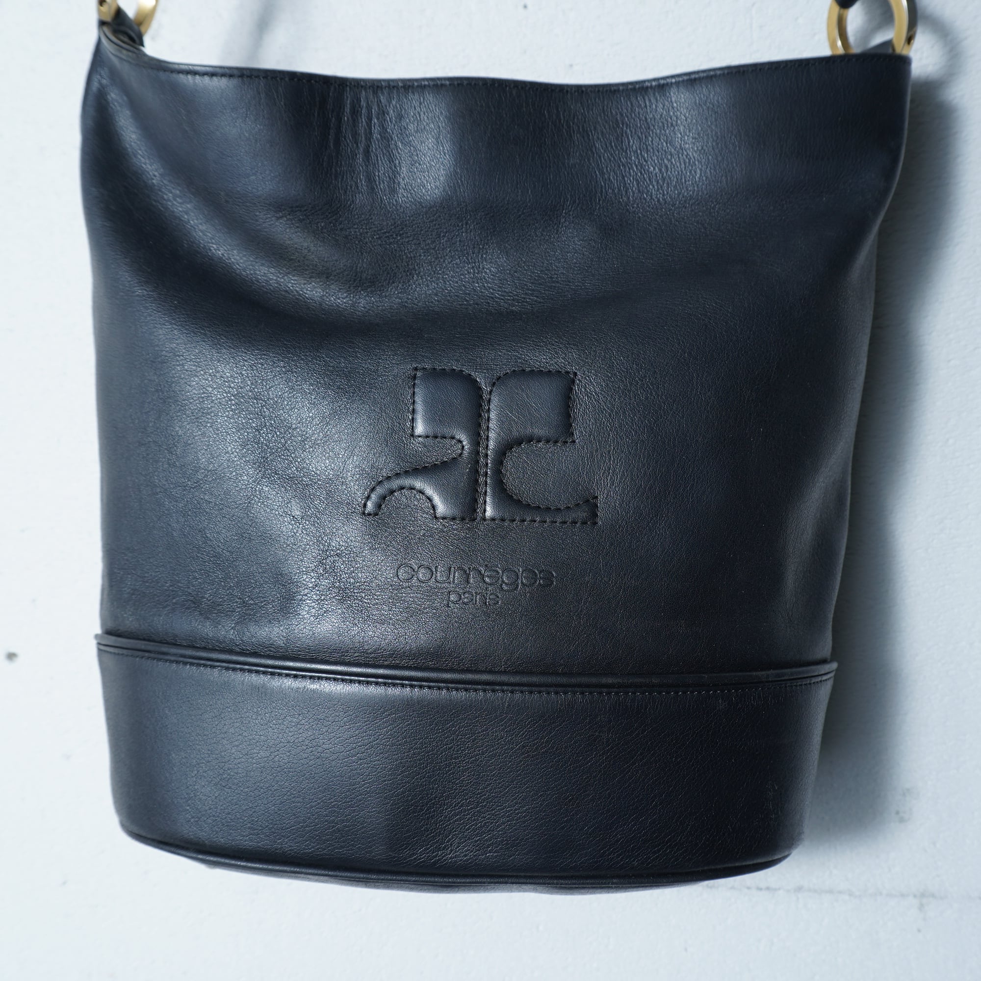 courreges クレージュ　エンボス　ロゴ　レザー　ショルダー　バッグ　黒 Courrèges】クレージュ エンボスロゴレザーショルダーバッグ black