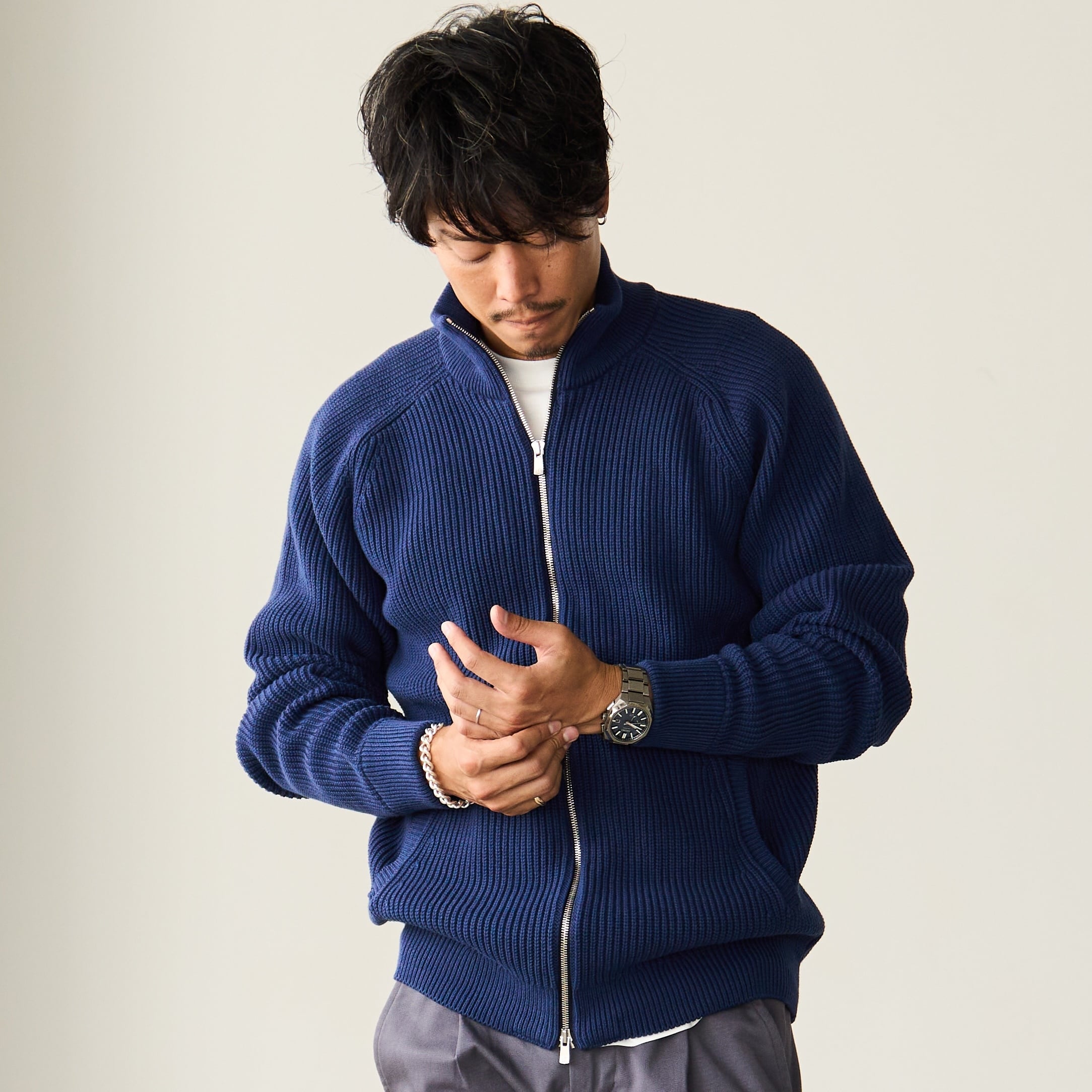 休日のOFFも、仕事のONも。大人の「ドライバーズニット」 | 「Japan