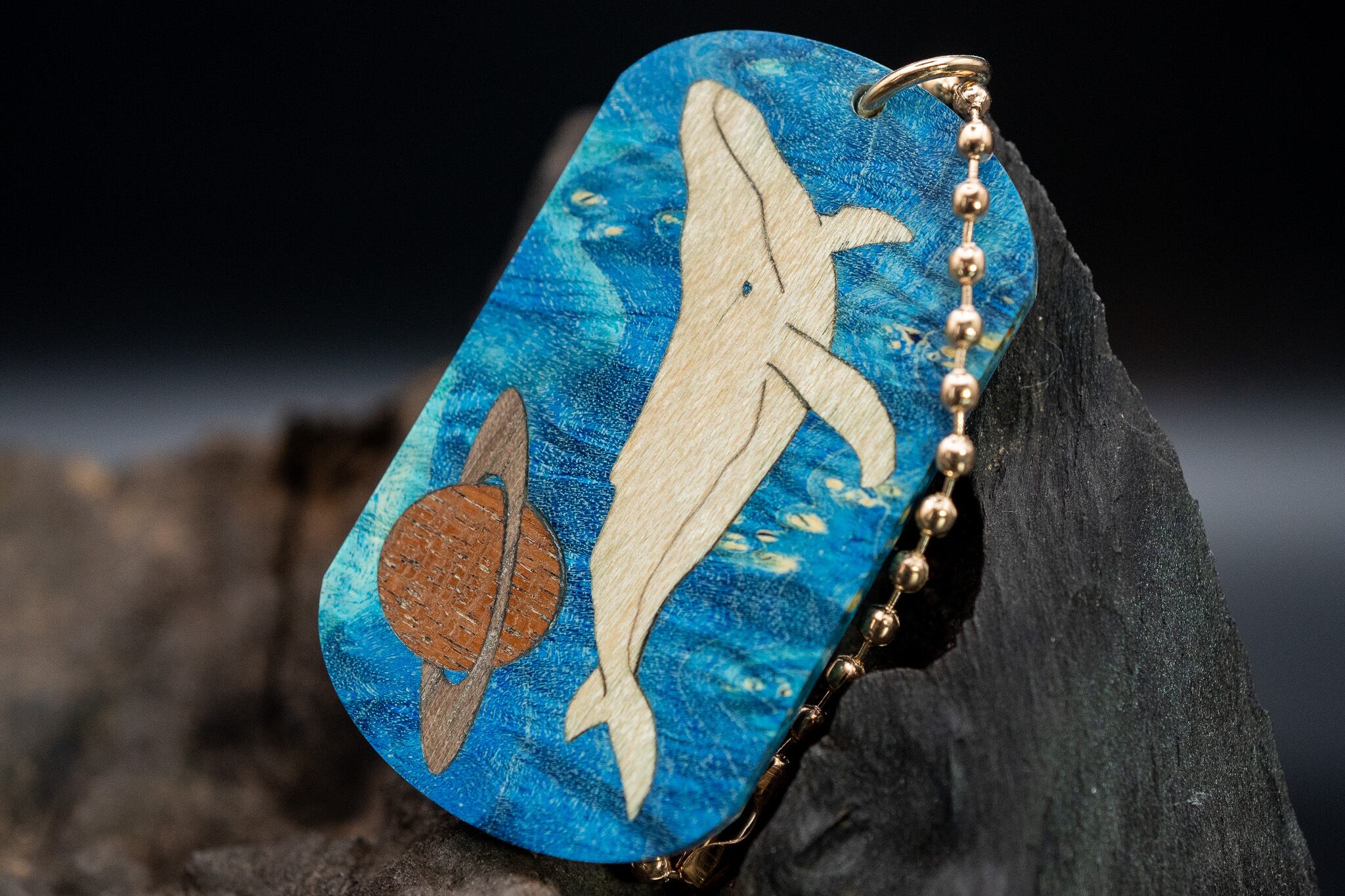 スタビライズウッド メープルバール ドッグタグ 象嵌 勇魚と惑星