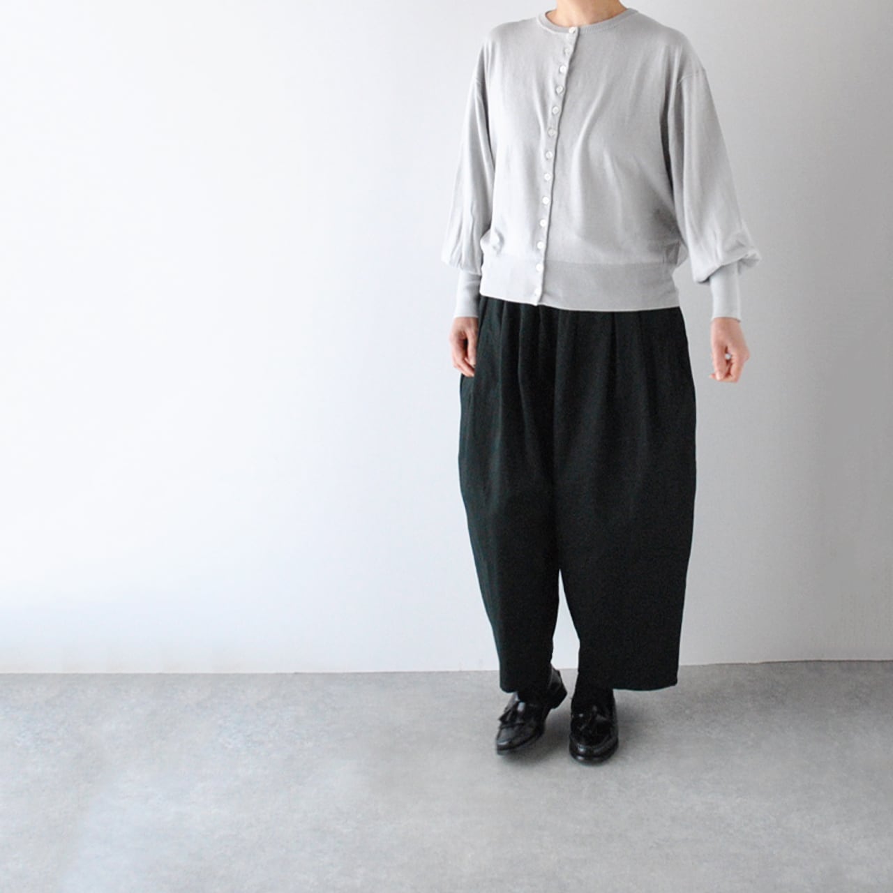 ROBE de PEAU ﾊﾞｯｸｻﾃﾝ ｶﾐｰﾕﾀｯｸﾊﾟﾝﾂ (ﾌﾞﾗｯｸ) R347 | NORTHWEST SELECT