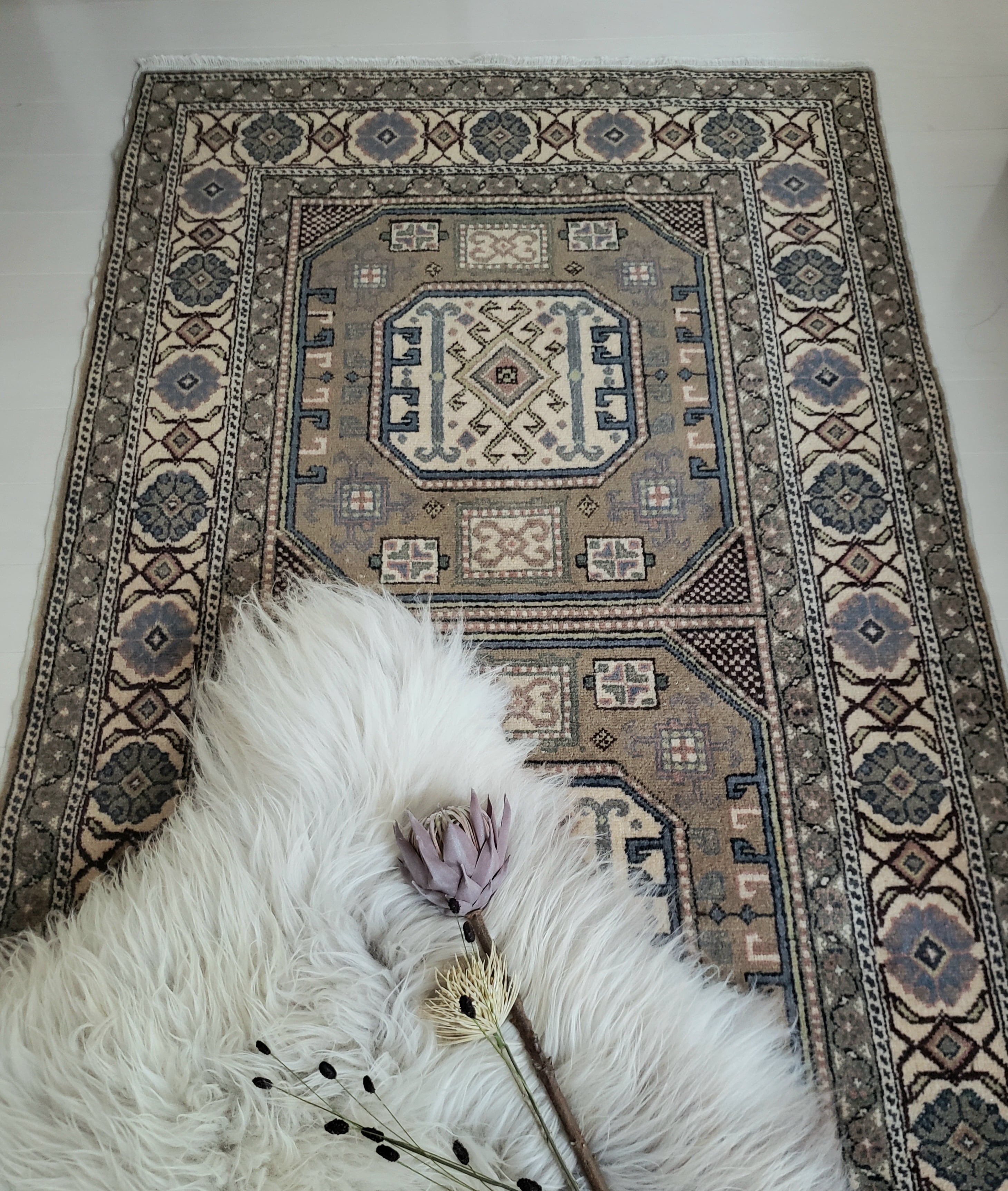 総柄 カフェ・オ・レcolor 】ヴィンテージラグ トルコ絨毯 vintage