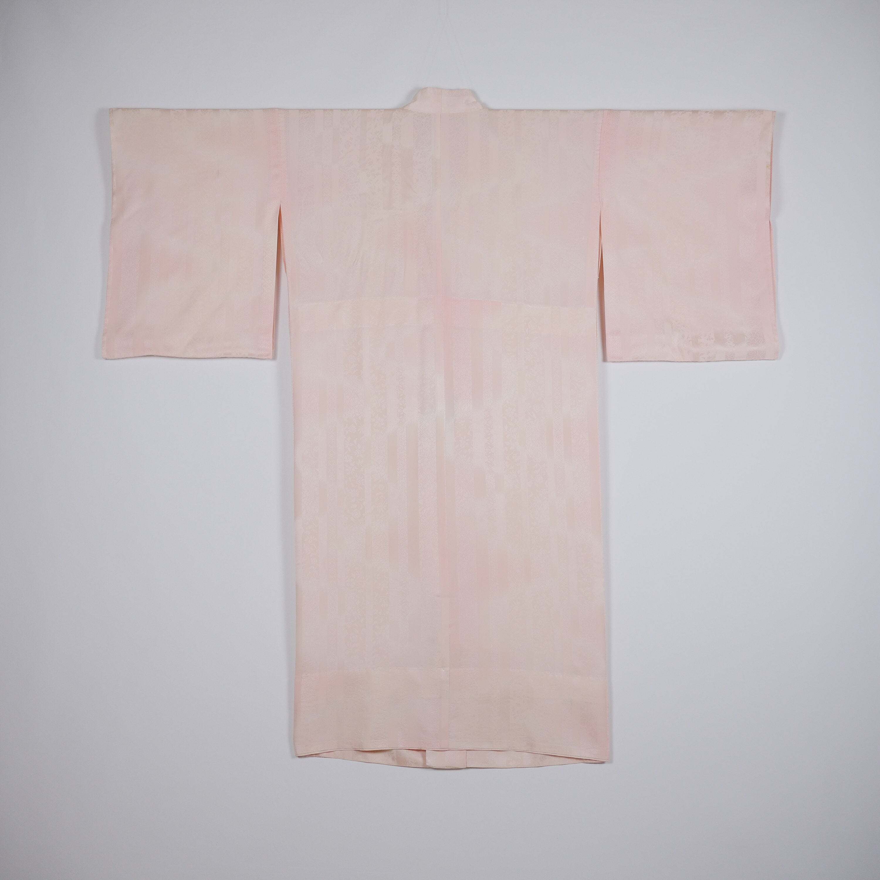 正絹　花柄　綸子長襦袢 | Vintage light pink rinzu silk nagajuban with woven flower  design | Tokyo Wonder powered by BASE