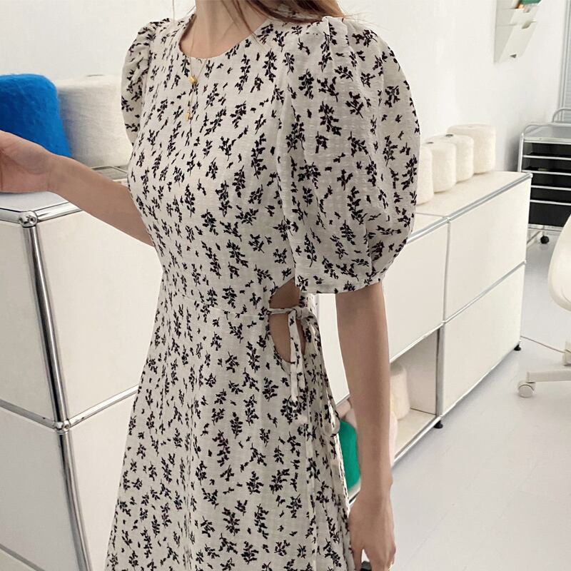 One Piece Side Cut Feminine ワンピース ひざ上丈 ミニ丈 小花柄 フローラル サイドカット パフスリーブ フェミニン セクシー オシャレ 2色展開 ホワイト ブラック 大人 可愛い カジュアル お出かけ 普段使い デート ランチ リゾート 旅行 夏 Sea Sign Post