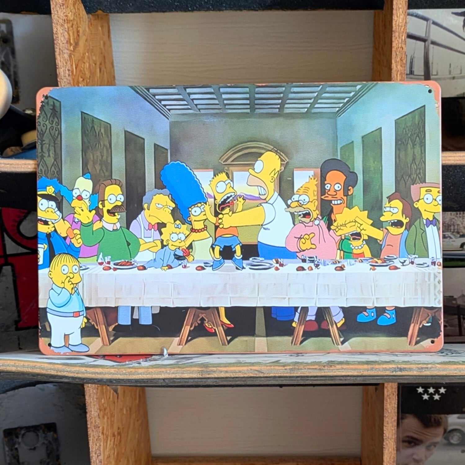送料無料！ちょうどいいブリキ看板【 The Simpsons （ シンプソンズ ）】最後の晩餐(笑) /  METAL SIGN / メタルサイン / ブリキ看板 / サインボード / ビンテージ加工 〚アメリカン雑貨 アメトイ〛