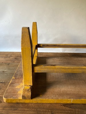 古い幼稚園の机