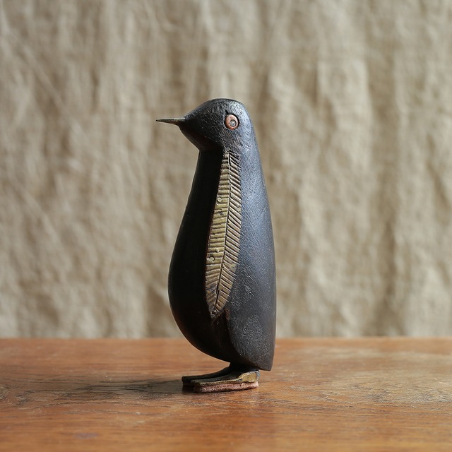 立ち姿が愛らしい、ペンギンの親