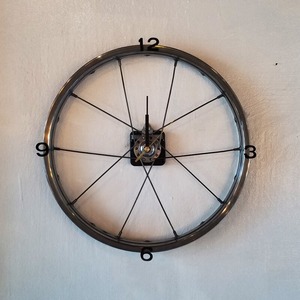 自転車のホイルを使用した壁掛け時計