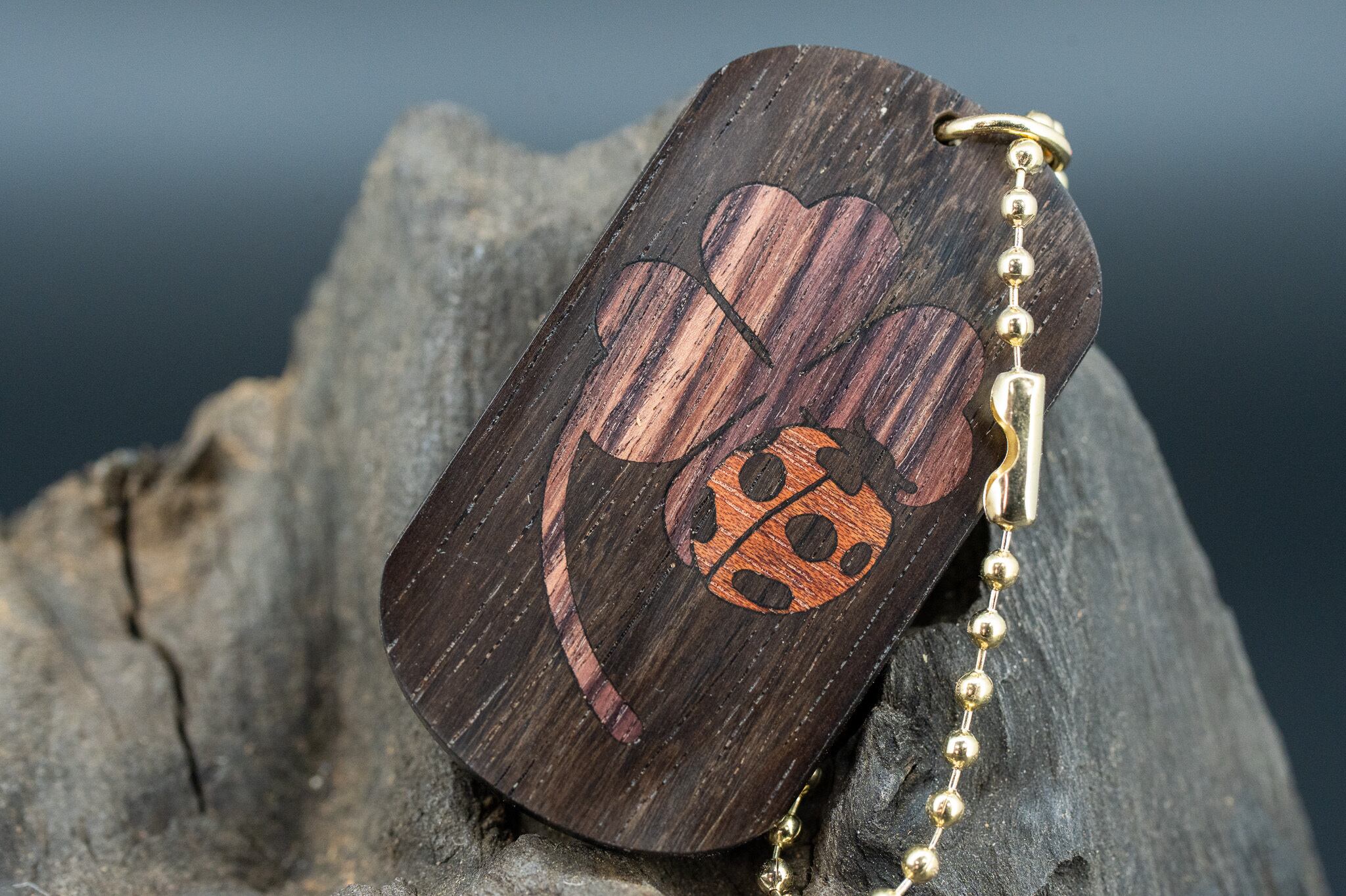 【音楽業界屈指の銘木】 ハカランダ ドッグタグ 象嵌 幸運を運ぶナナホシテントウ