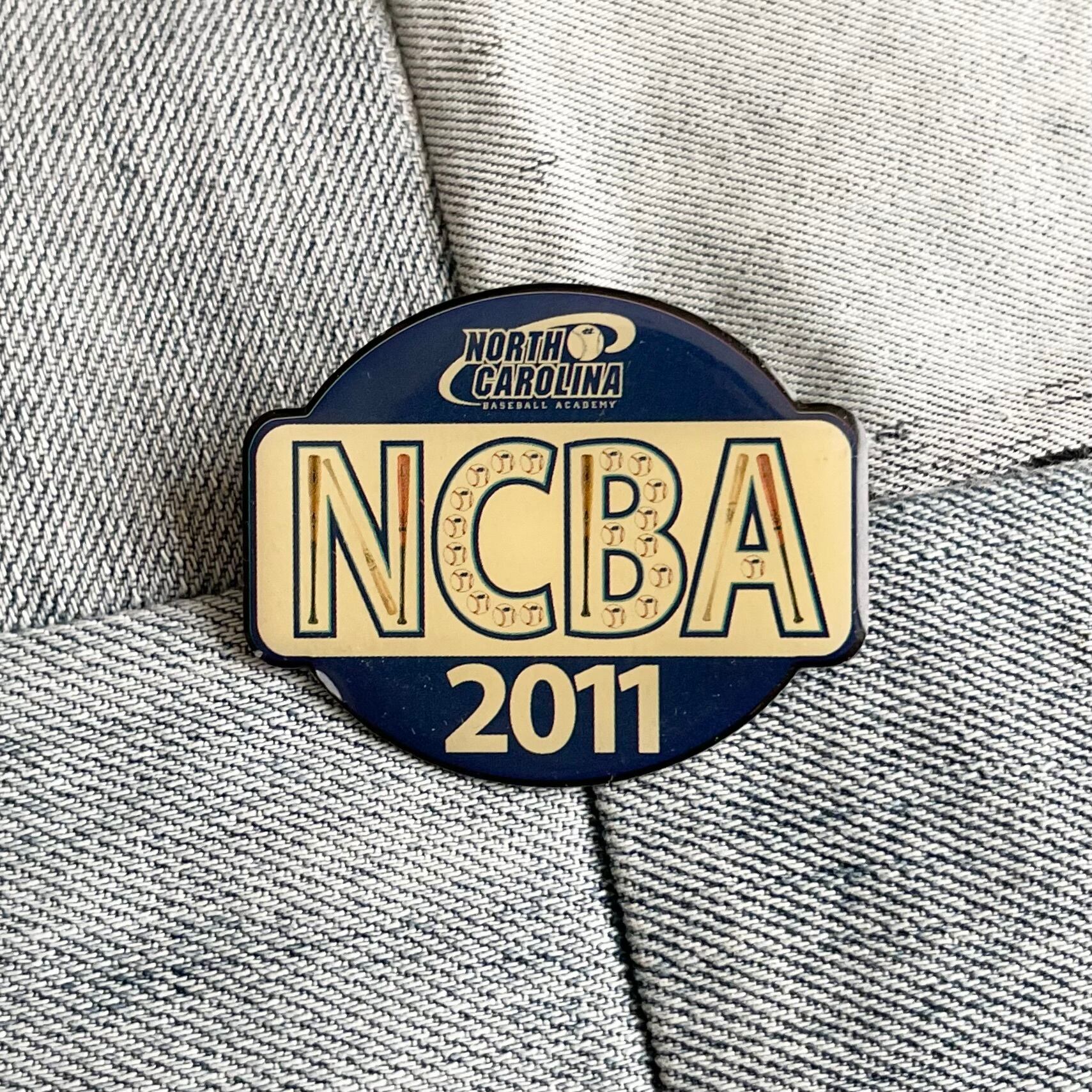 【Good】『North Carolina Baseball Academy』 ピンバッジ