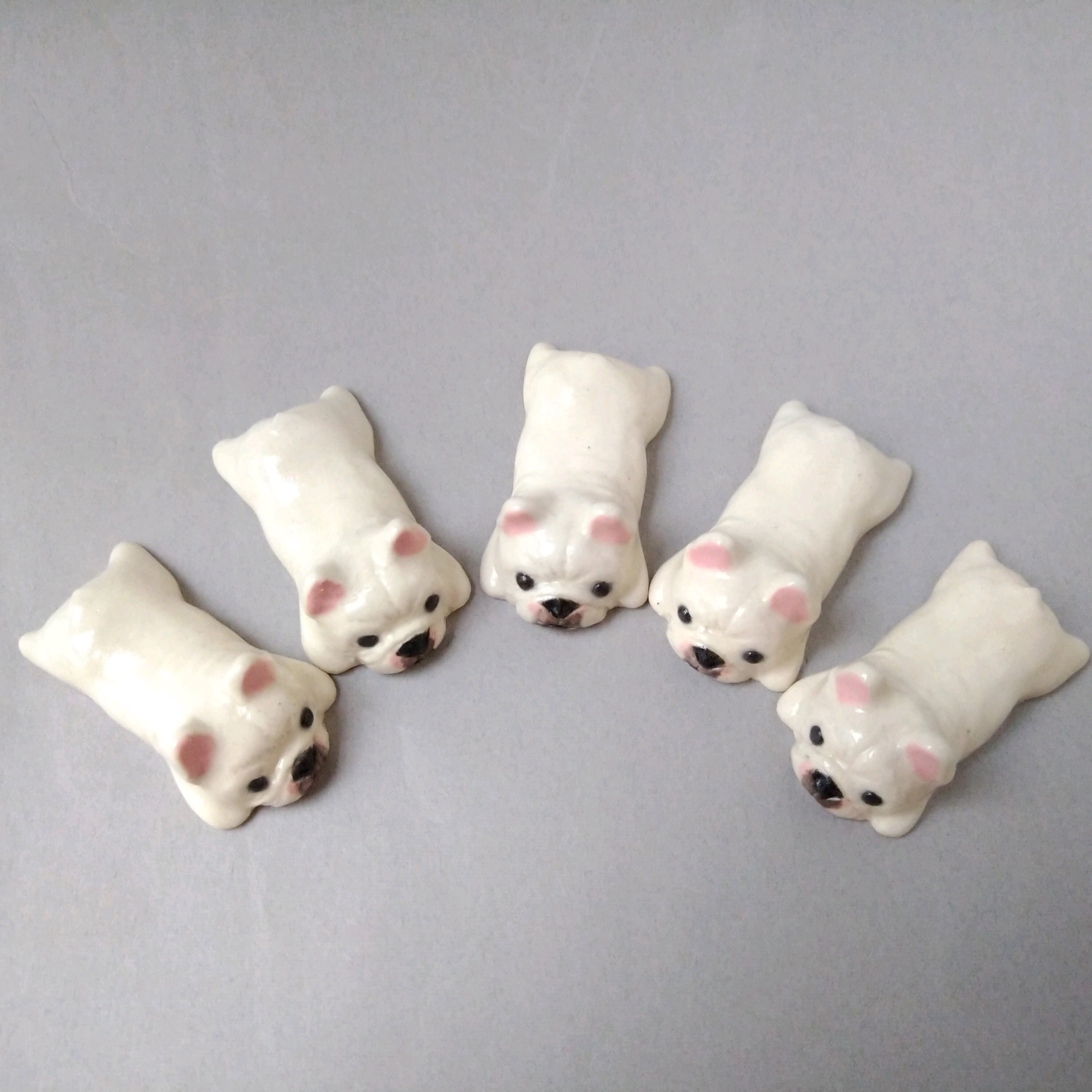 フレンチブルドッグの箸置き（ホワイト）伏せ | 陶器のことり