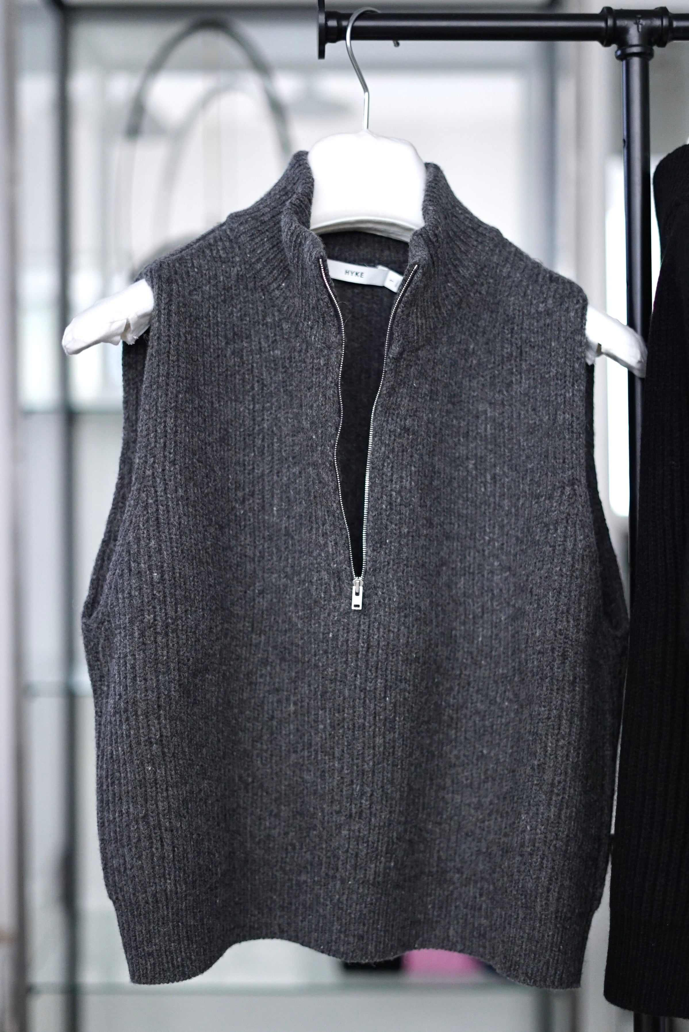 HYKE / RIBBED KNIT WOOL VEST (BLACK,CHARCOAL, CAMEL) | JUQUI Online
