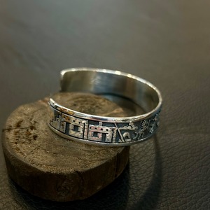 ベネットカゲェンヴェマ（Bennett Kagenvema）オーバーレイバングル