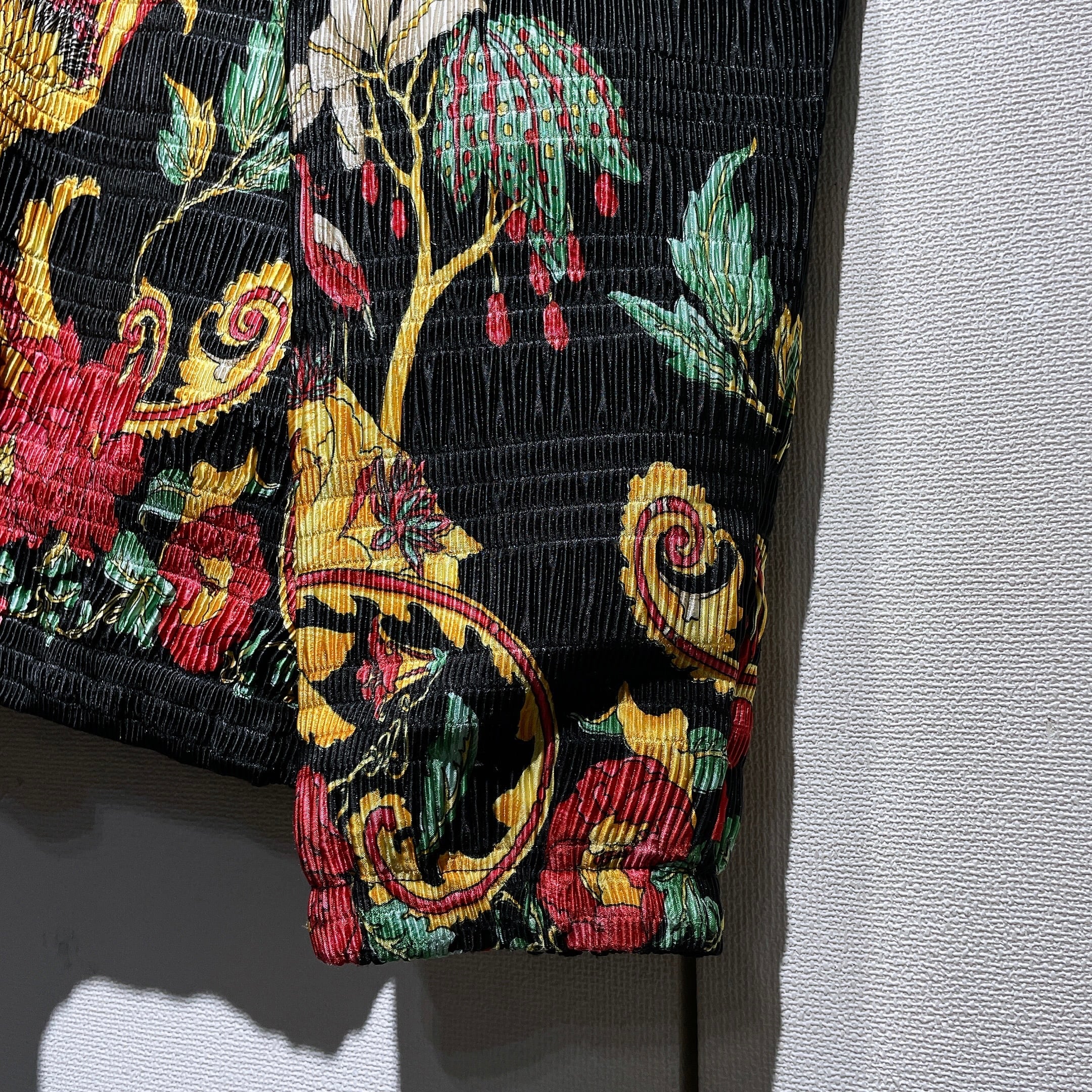 1990s ” pleat pleat ” Exotic Flower printed Black pleat zip jacket