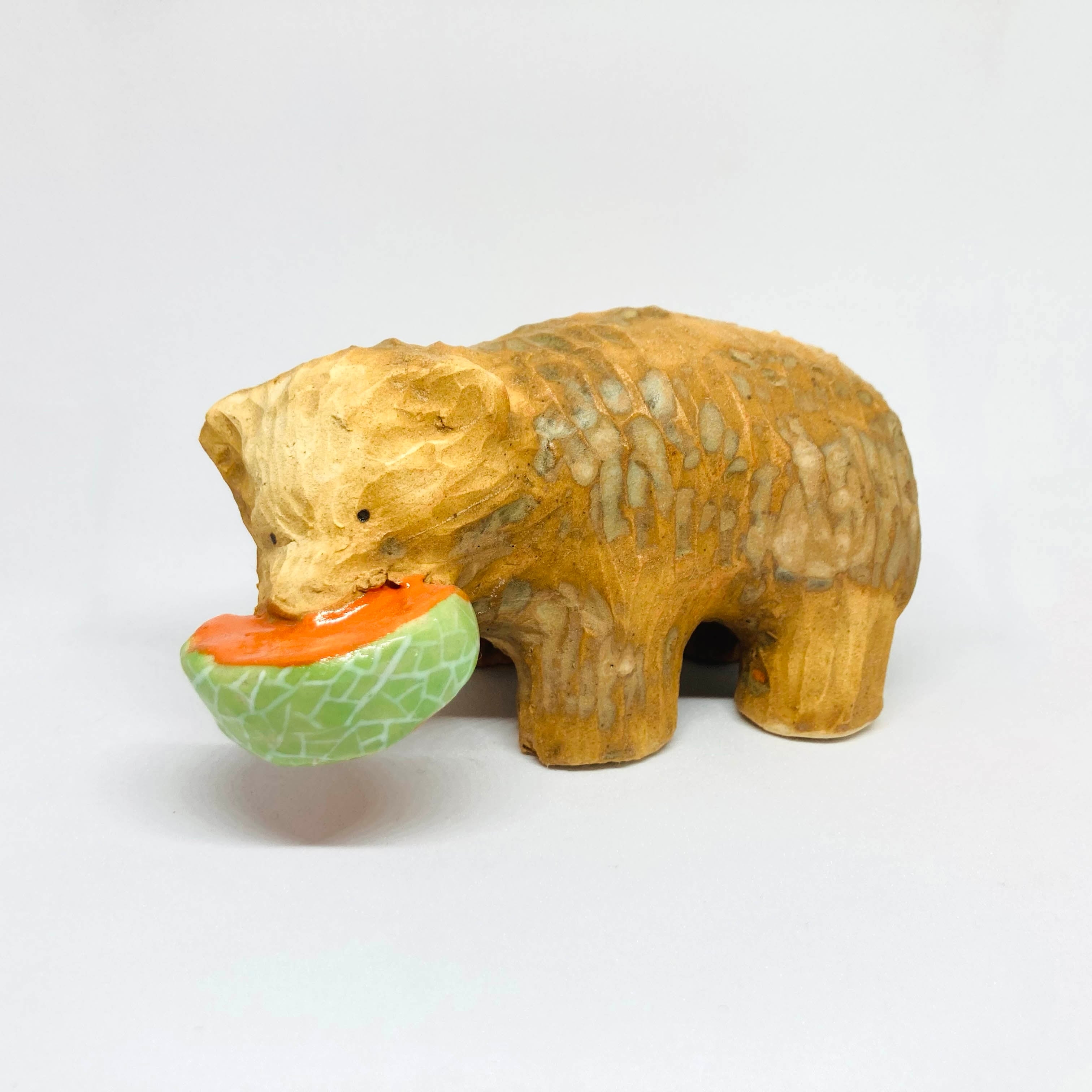 おおきい木彫り熊（赤肉メロン）の置き物 / すずきたまみ / 陶芸作品