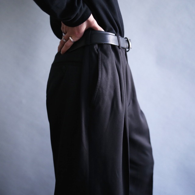 2-tuck tapered silhouette black wide slacks