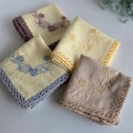 手刺繍ハンカチ　　クロシェの縁取り　クリーム×アンティークローズ　