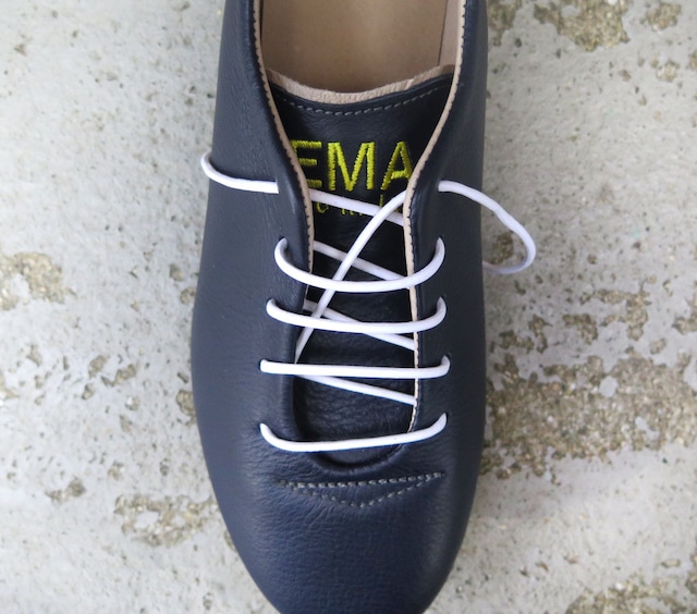 一枚革で包み込むようなハンドメイドスニーカー/インディゴブルー