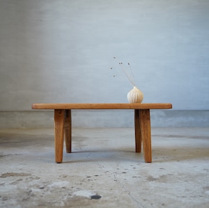 ナチュラルな木味のコーヒーテーブル