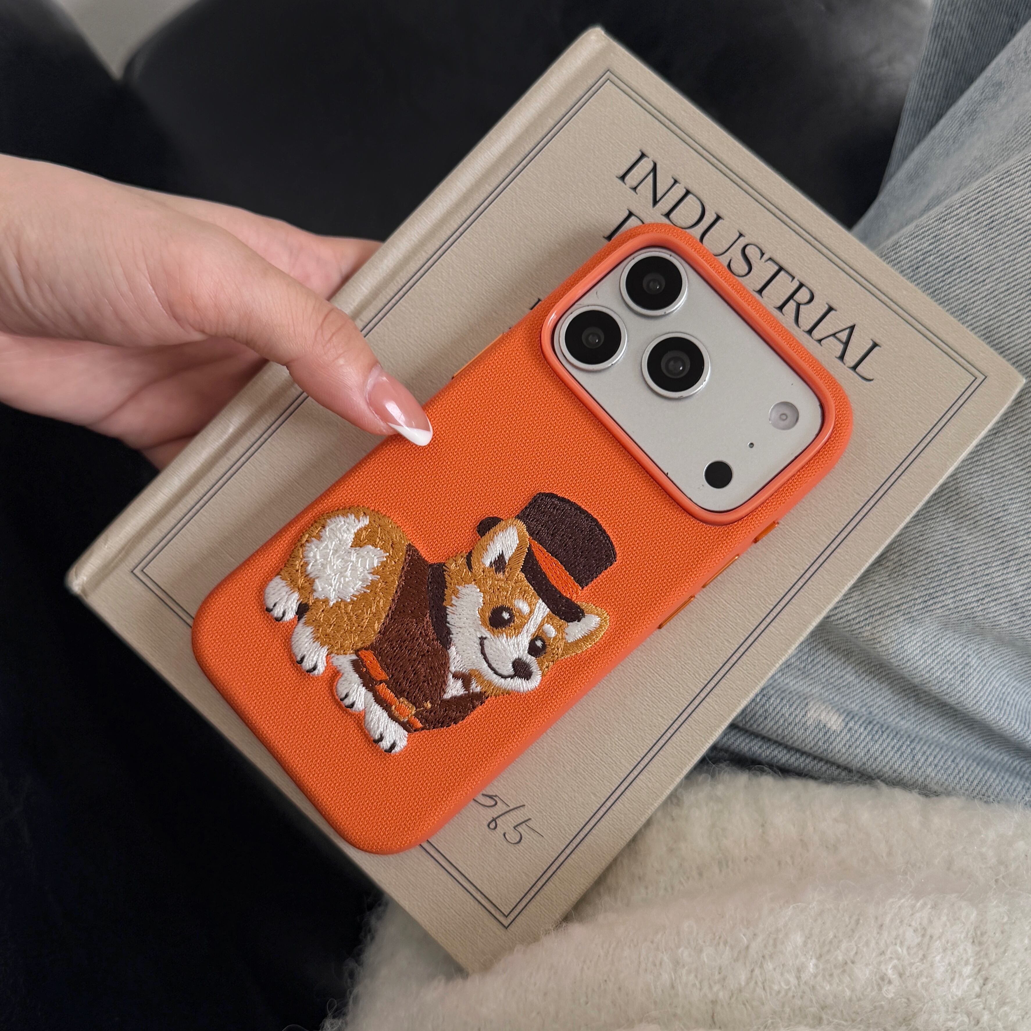 ワンちゃん 刺繍 iPhone 18 17 16 15 ケース ファブリック 耐衝撃