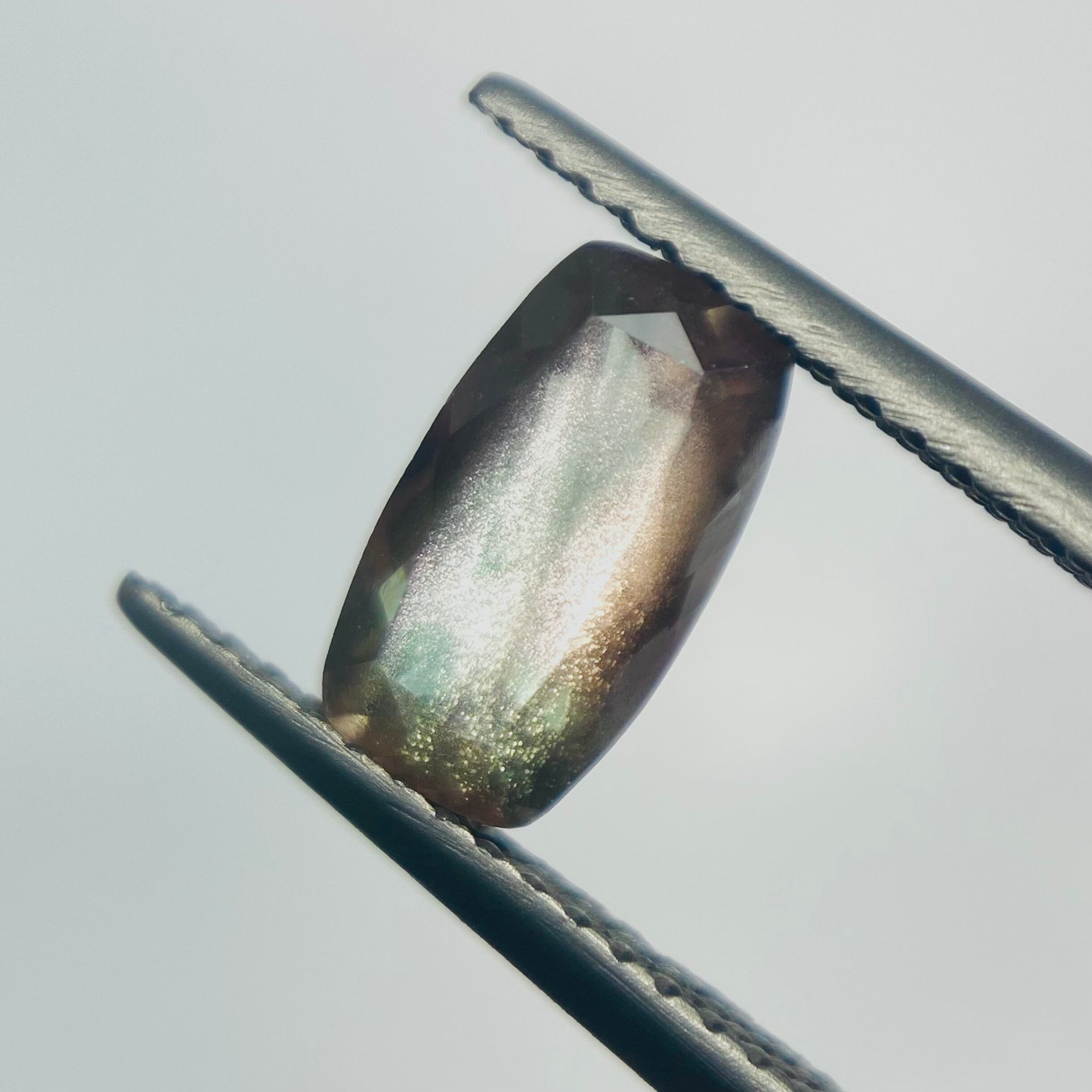 グリーンとスパングル効果を楽しむオレゴンサンストーン