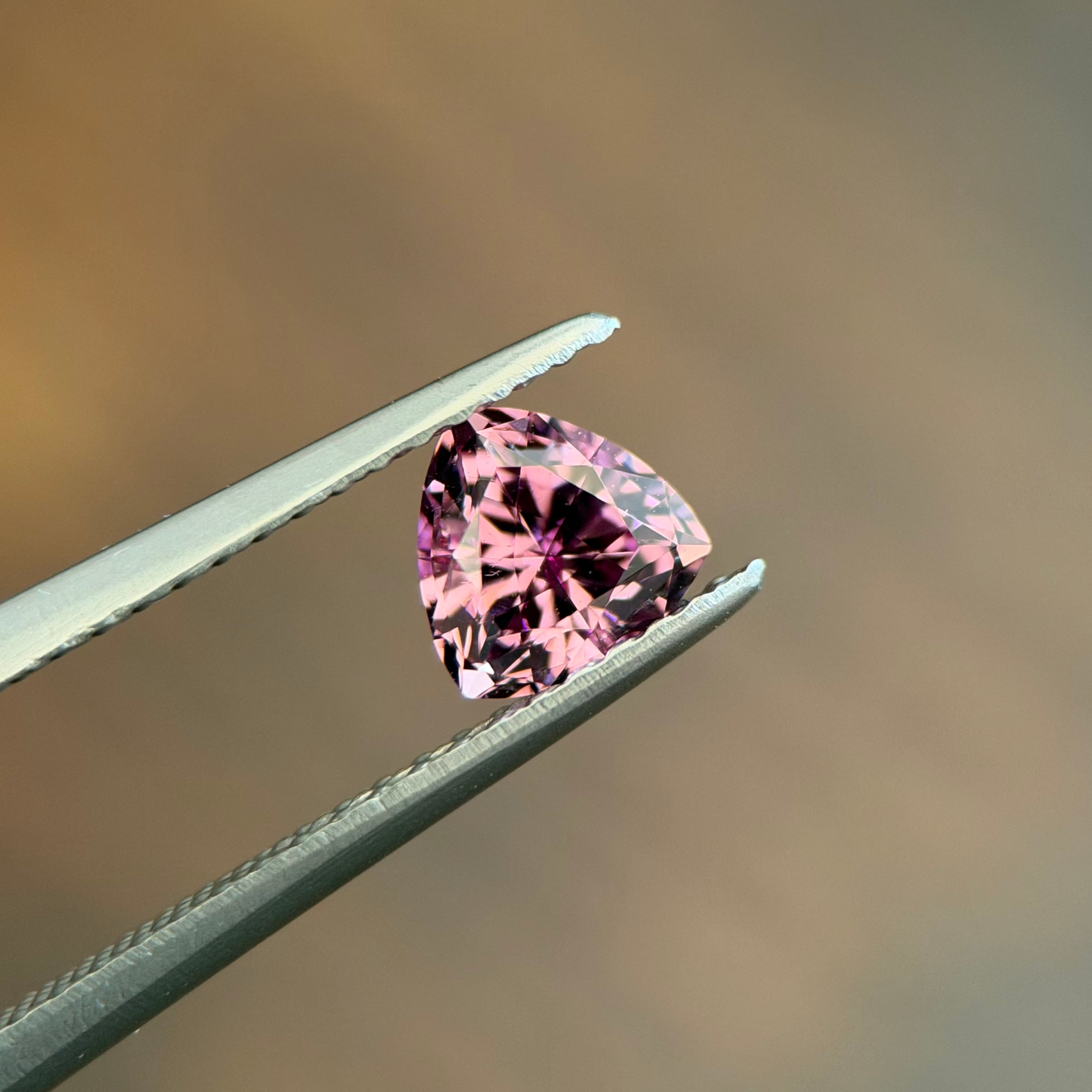 マラヤガーネット 5.5x5.5x3.4mm, 0.70ct, マダガスカル産 | ROSWAY