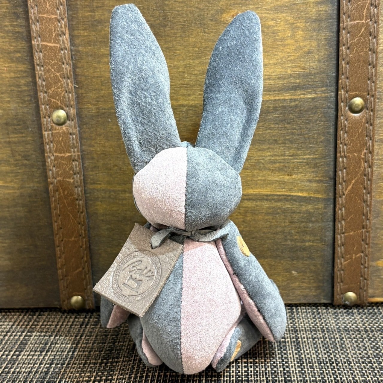 【ピッグスウェード】のベルラビ★マイスターの手作り「ベルズラビット」ピンクグレー＆グレー　写真の1点販売です
