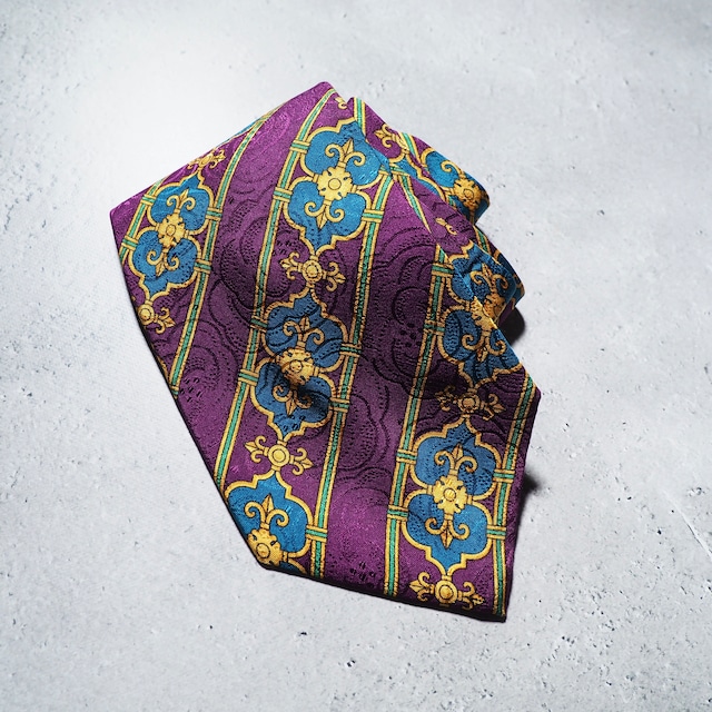 ” GIANNI VERSACE ” Bewitching All-over pattern vintage silk tie (made in Italy)