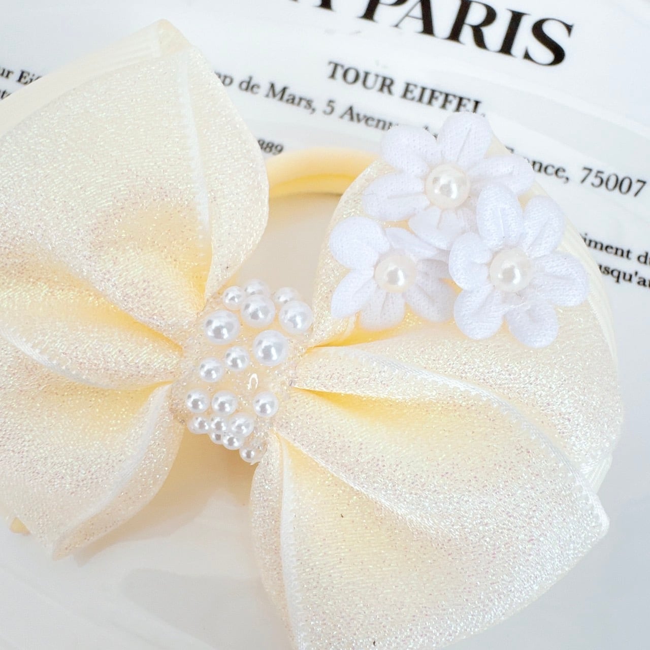 清楚なお花キラキラリボンヘアバンド（後ろ支え付き）