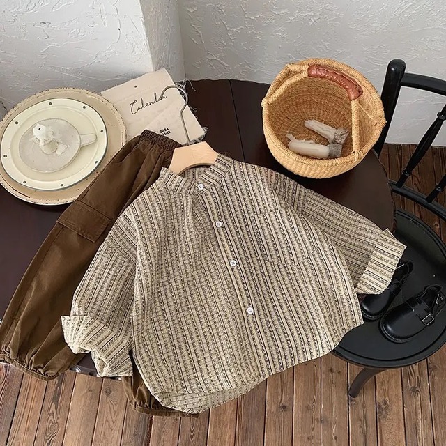 【取寄】おしゃれなライン刺繍風の柄のノーカラーシャツ