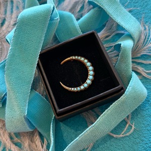 青い三日月ブローチ