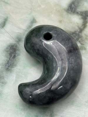 糸魚川翡翠　〜特大勾玉〜　黒翡翠　001