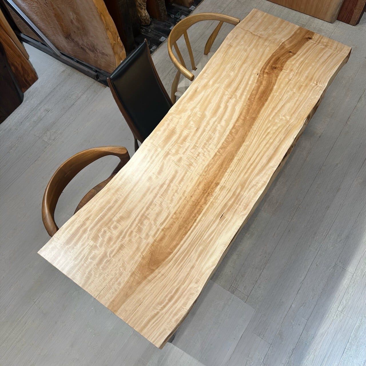 栃（トチ） 一枚板 | 千年家具 - 一枚板 テーブル専門店