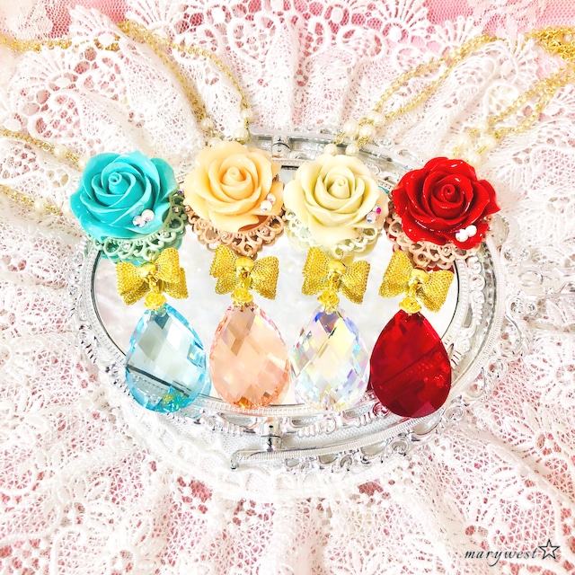 Queen rose pendant