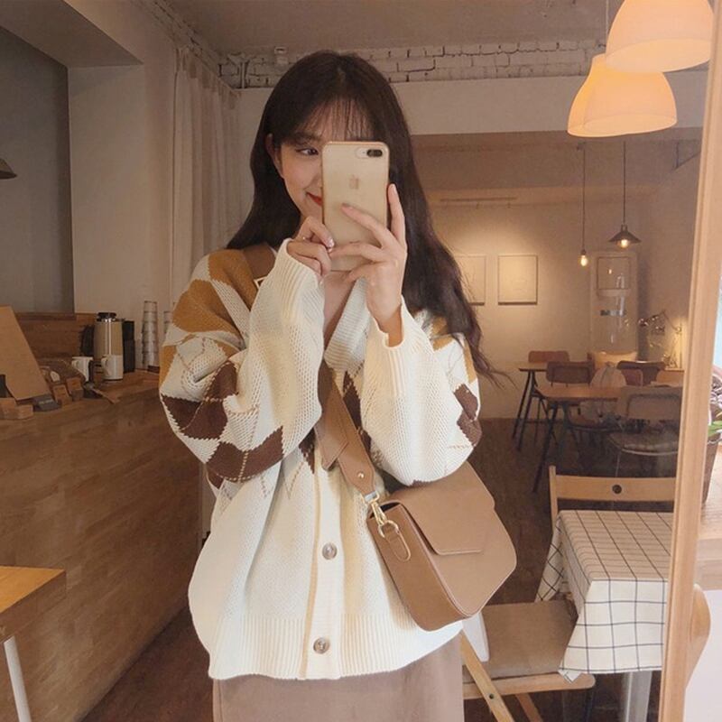トップス レディース カーディガン Vネック ニット 長袖 かわいい 大人可愛い きれいめ カジュアル フェミニン おしゃれ 送料無料 ラブリー キュート ガーリー ルーズ レトロ ボーイズライク 学生 通学 デート お出かけ お泊まり 休日 フリーサイズ アーガイル柄 アプリコット ブラック 黒 ブラウン 茶色 秋 冬 10代 20代 韓国 韓国系 着回し 普段使い 体型カバー 防寒 ファッション コーデ モテ トレンド 流行 ゆったり ゆる