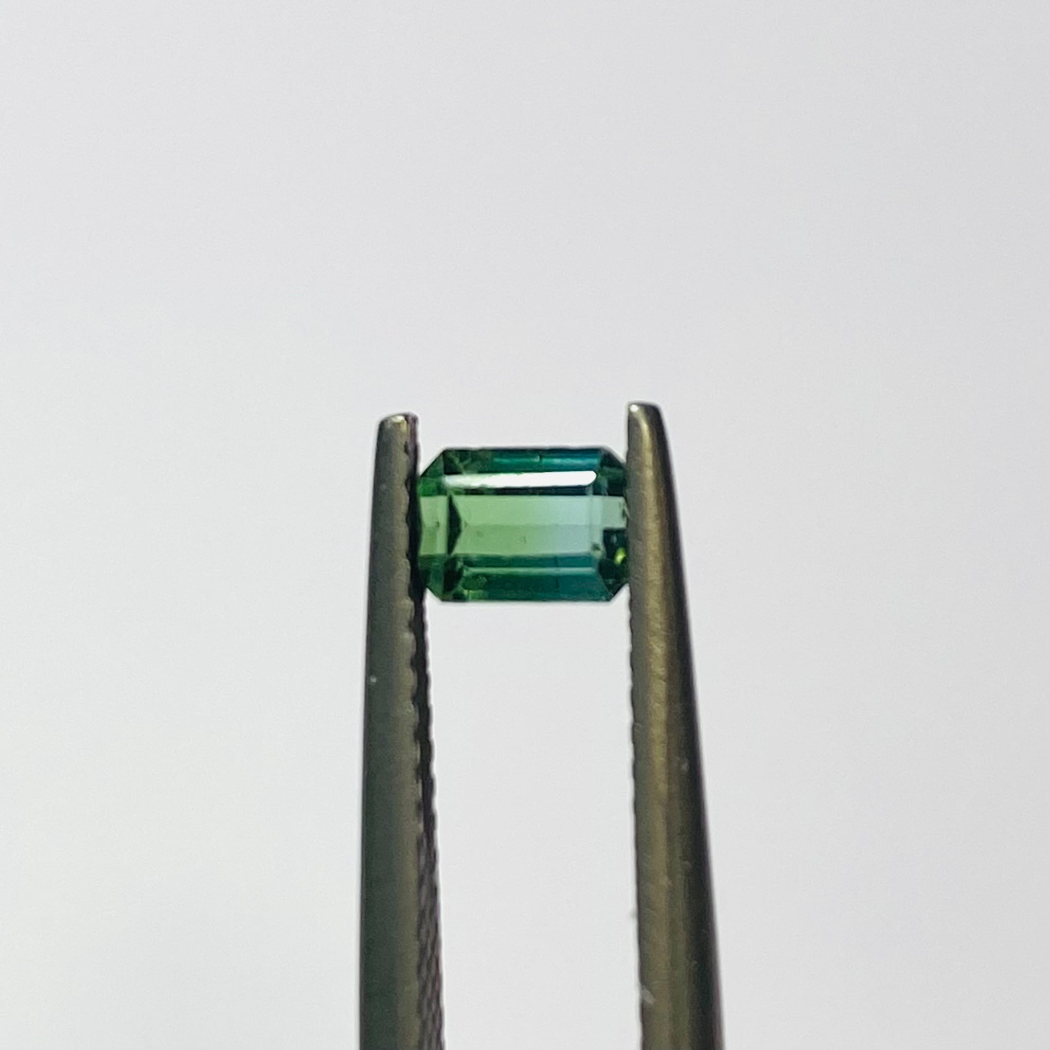 洞窟の中の湖バイカラートルマリン