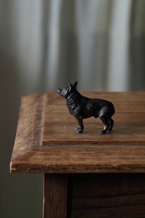 小さなワンコ、誰ぞ待つ-antique bronze dog objet