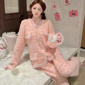 【送料無料】 パジャマ 3色 上下セット ナイトウェア ルームウェア トップス パンツ ロング もこもこ ふわふわ 厚手 あったか 寒さ対策 厚手生地 フリース ツイード素材 パール装飾 ボタン ウエストゴム 伸縮性 動きやすい 長袖 Vネック Aライン フレア エレガント 可愛い 大人可愛い きれいめ シンプル カジュアル シック コンサバ 華やか 大人 上品 おしゃれ お洒落 主役級 こなれ感 高見え 高級感 フェミニン ラグジュアリー チェック柄 冬 レディース 女性用 ママ 30代 40代