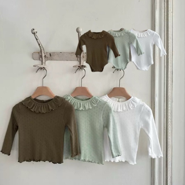 ,フリル襟が映える長袖Tシャツとロンパースの姉妹コーデ