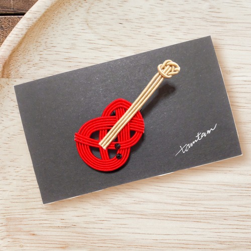 たむたむ 　ギターの水引ブローチ　赤