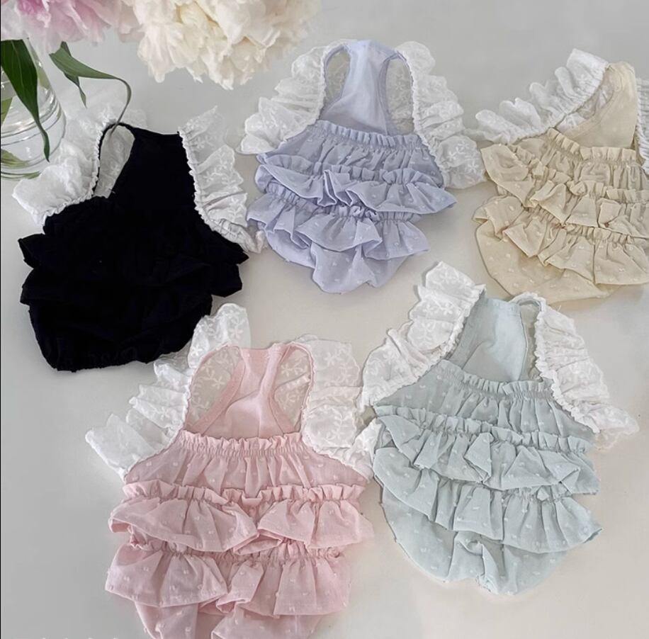 ドッグ 犬 中型犬 小型犬 フレブル チワワ パグ ヨークシャテリア Mダックス ヨークシャー ドッグウェア 室内着 ドレス ブラウス ワンピース オーバーオール オールインワン フリルワンピース フレア セミフレア タイト スリム 細身 ストレート ティアード かわいい きれいめ シンプル カジュアル 上品 おしゃれ レトロ 個性的 エレガント 主役級 存在感 ラブリー キュート ガーリー 春 夏 ロングシーズン 男の子 女の子 成犬 子ども デート お出かけ リゾート 旅行 レストラン ホテル カフェ