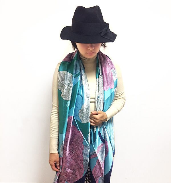 大判スカーフ ターコイズブルー 繊細な花々シルキータッチ：0100003-bl