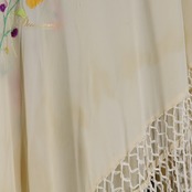 フラメンコ 衣装 マントン シージョ フレコ シルク 刺繍 花柄 フレコ フリンジ 薄い ダンス パーティ 発表会 アイボリー ホワイト系 薄い エレガント 高級感 舞台衣装 レディース コスチューム 柔らかい素材 おしゃれ