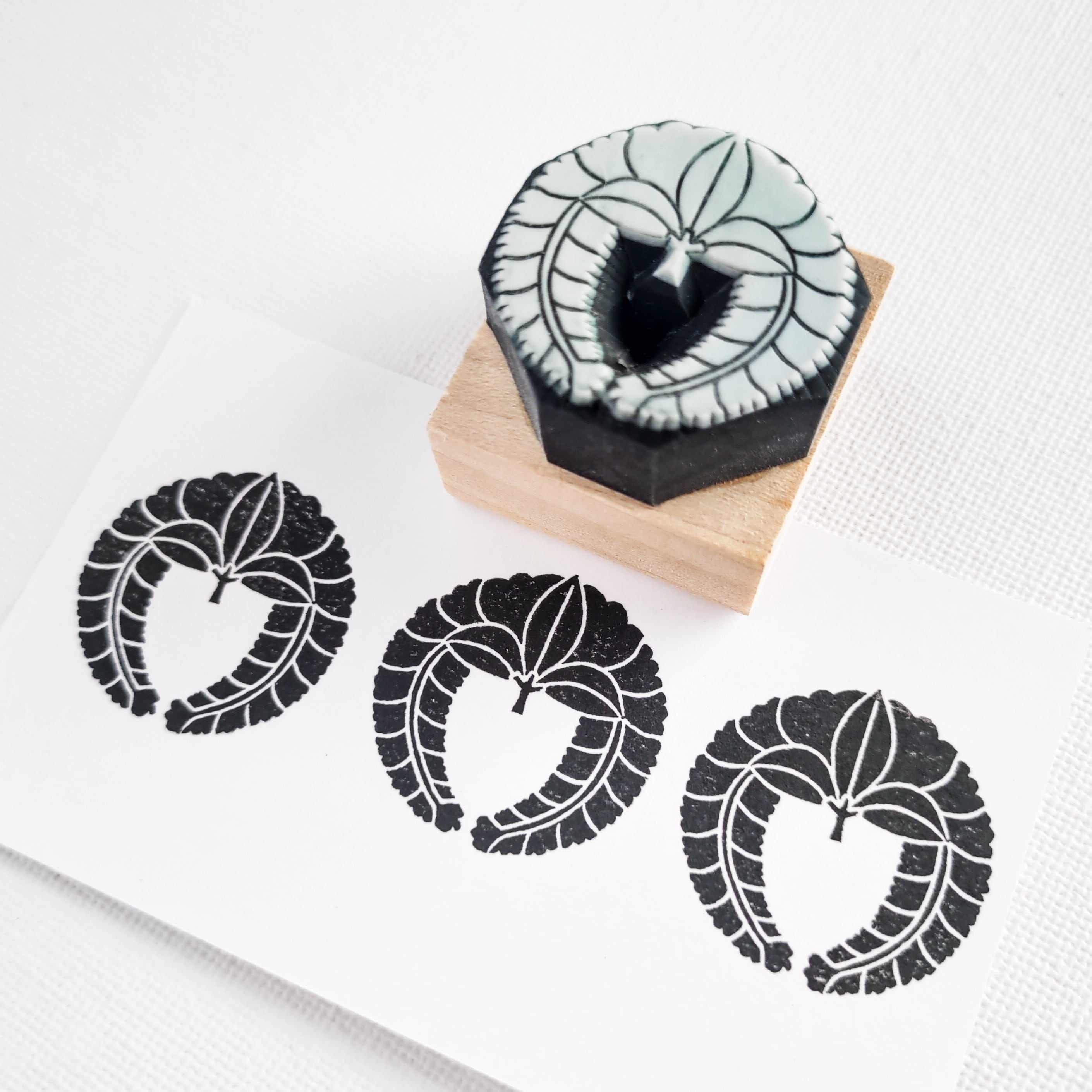 家紋「下がり藤」 | 黒猫堂