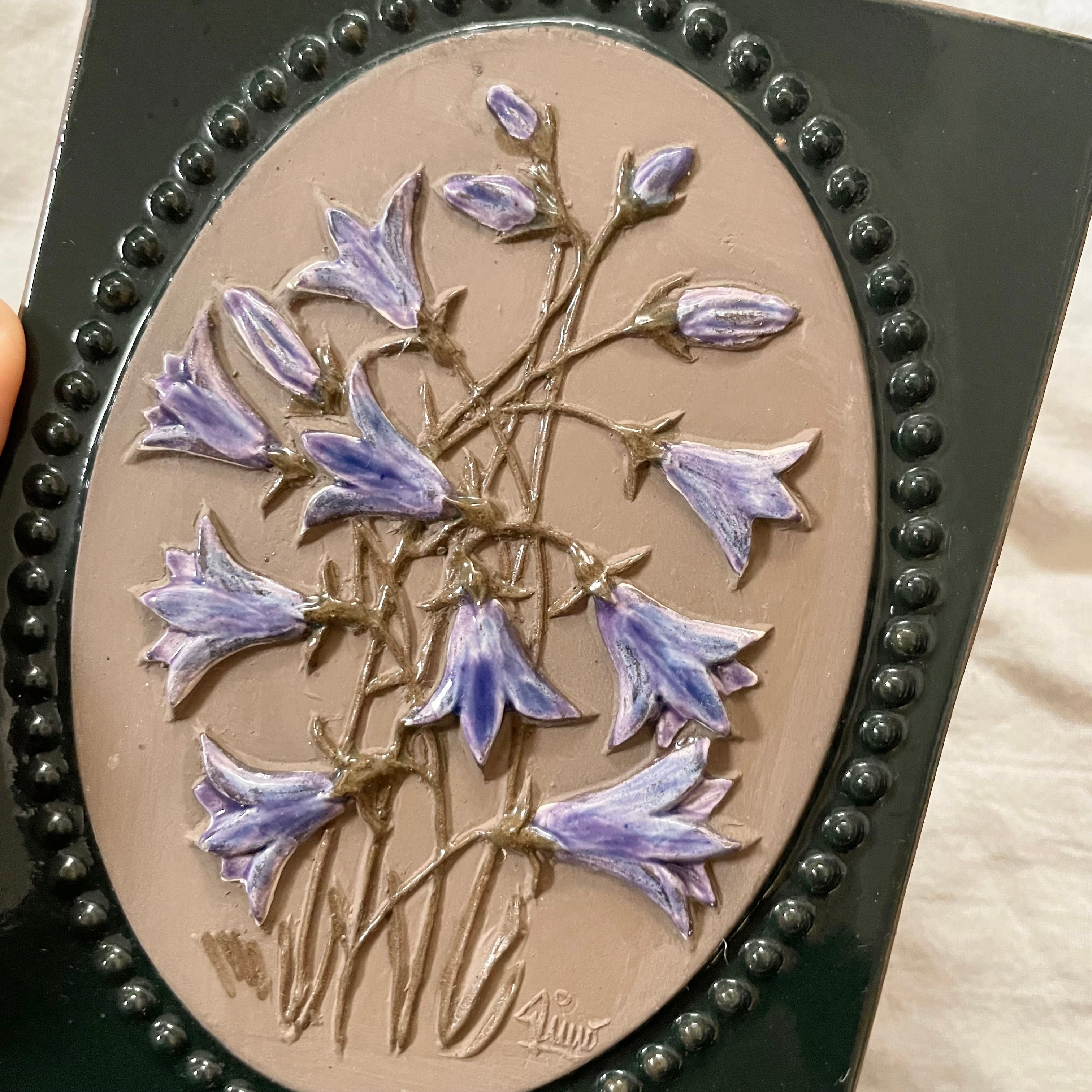 紫色の花の陶板 | tsuitachi craft&brocante