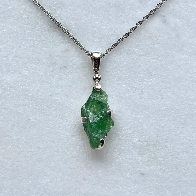 グリーンガーネット（ツァボライト）　原石　ペンダント　0509