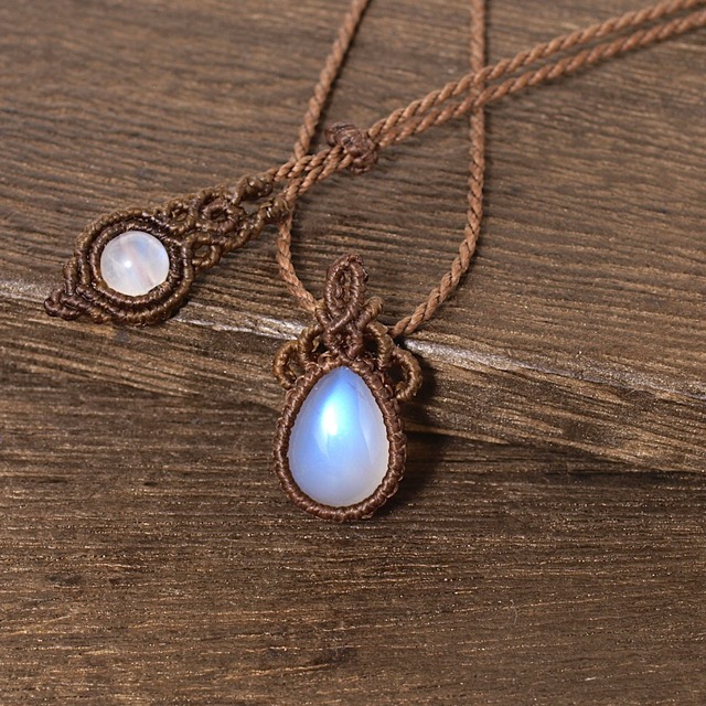 【一点物】ペリステライト（ブルームーンストーン）の雫型ルースを包んだマクラメネックレス