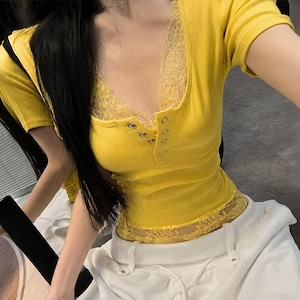 半袖 Tシャツ レディース 夏 韓国風 レース レイヤード風 リブ トップス ヘンリーネック Vネック フロントボタン タイト 細見え 着やせ ショート丈 大人可愛い ワンホン風 地雷系 カジュアル [LS-CGT132]