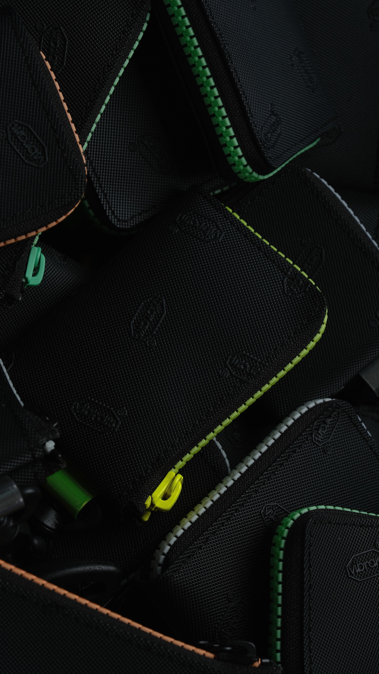 vibram Lzip wallet (black×clear) with white glowing zip