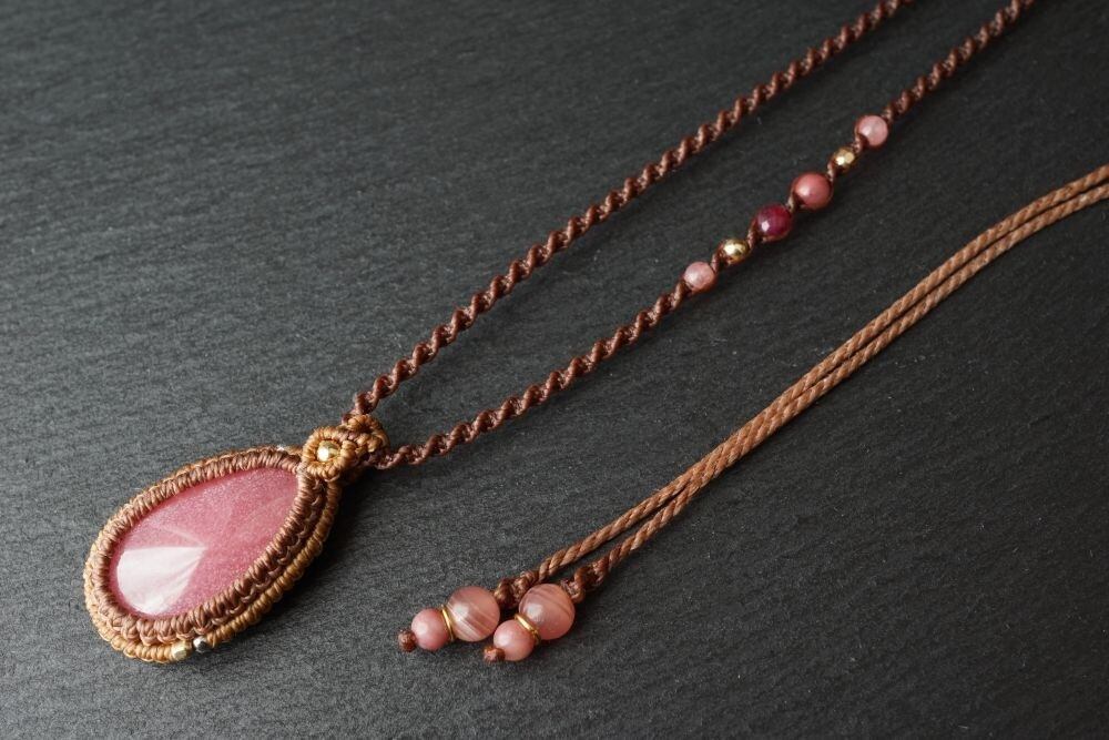 ロードクロサイト(インカローズ)のマクラメネックレス | maytoe